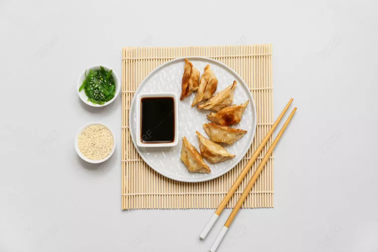 Manger des gyozas au poulet entre amis, Aix-en-Provence, FreshBox