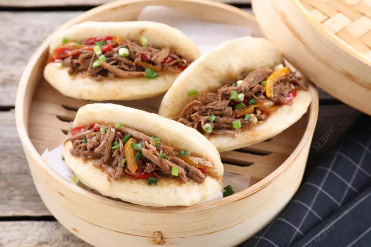 Manger un bao au boeuf dans un restaurant, Aix-en-Provence, FreshBox